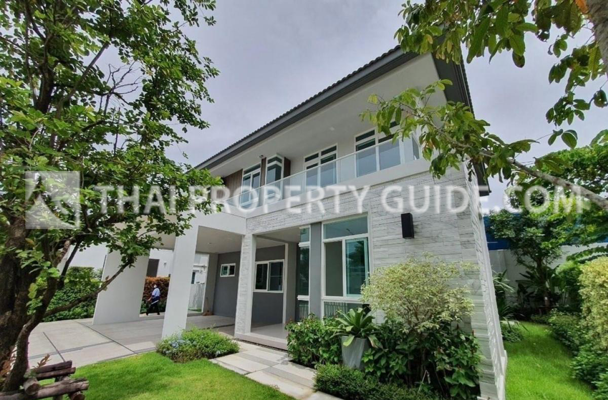 House with Shared Pool in Bangnatrad